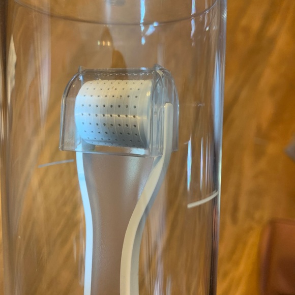 Rodan and Fields R+F Redefine AMP Micro needling tool with container UNUSED. - Picture 2 of 4